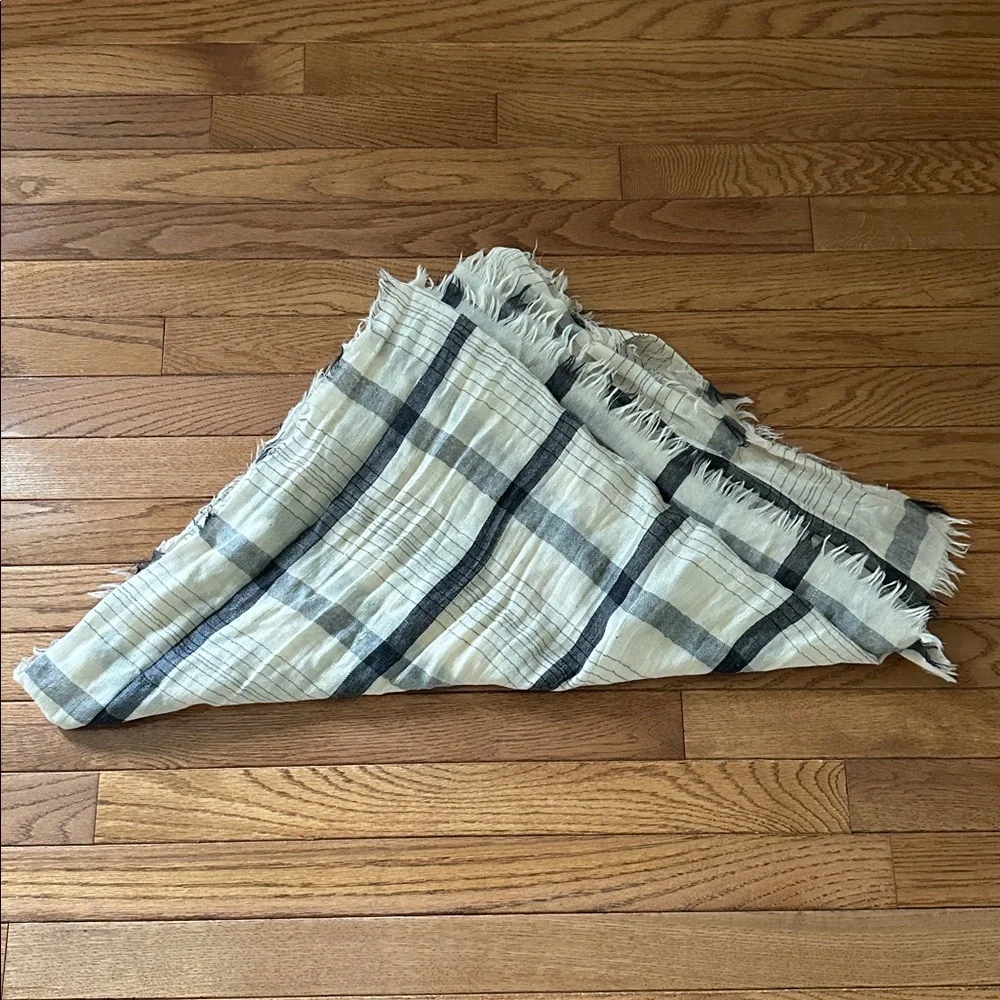 🧣 Women’s scarf Plaid offwhite blue plaid gold wrap VGUC